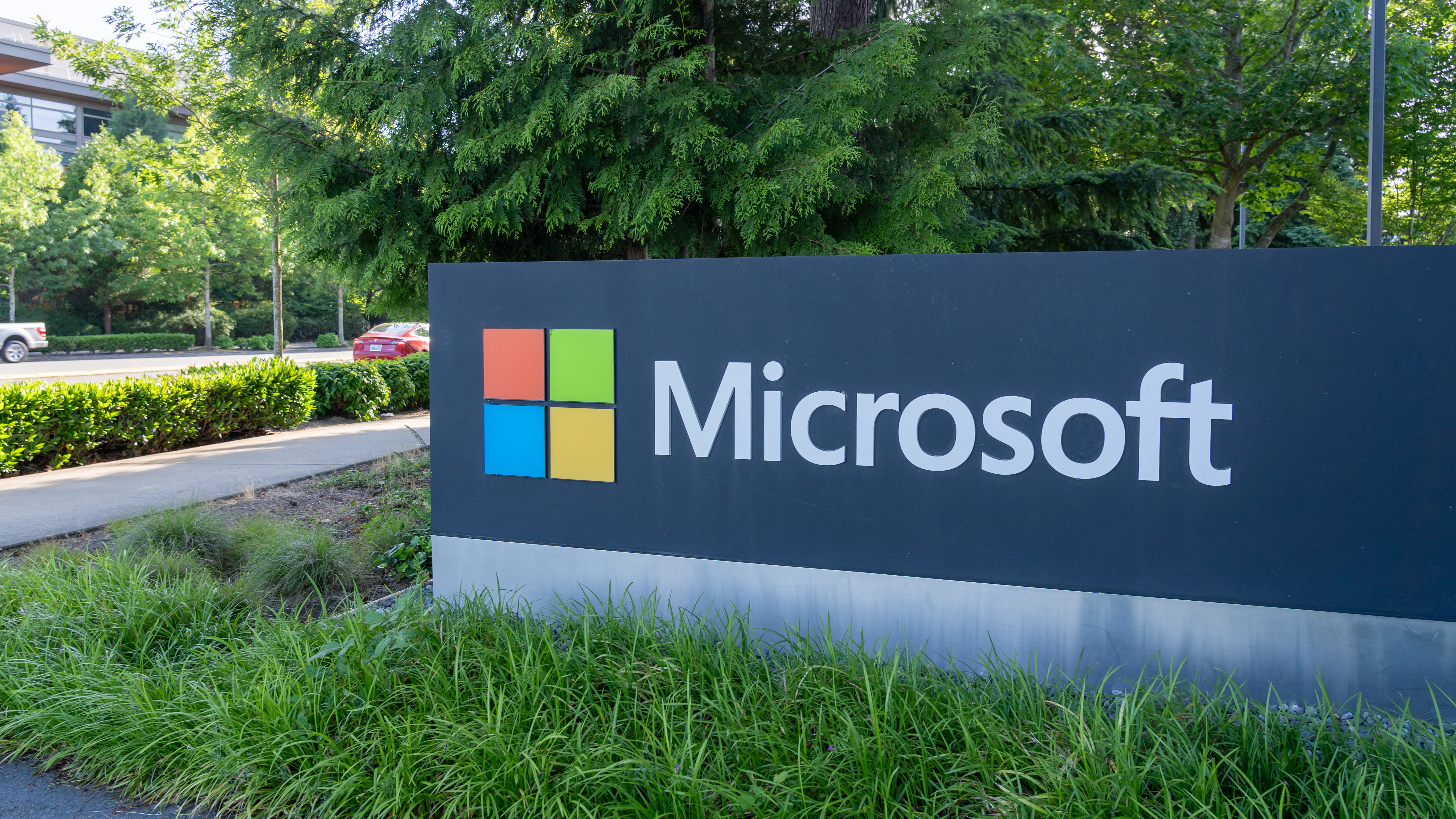 米国ワシントン州レドモンドの本社にある Microsoft の地上標識 - 2023 年 6 月 15 日。Microsoft Corporation は、米国の多国籍テクノロジー企業です。