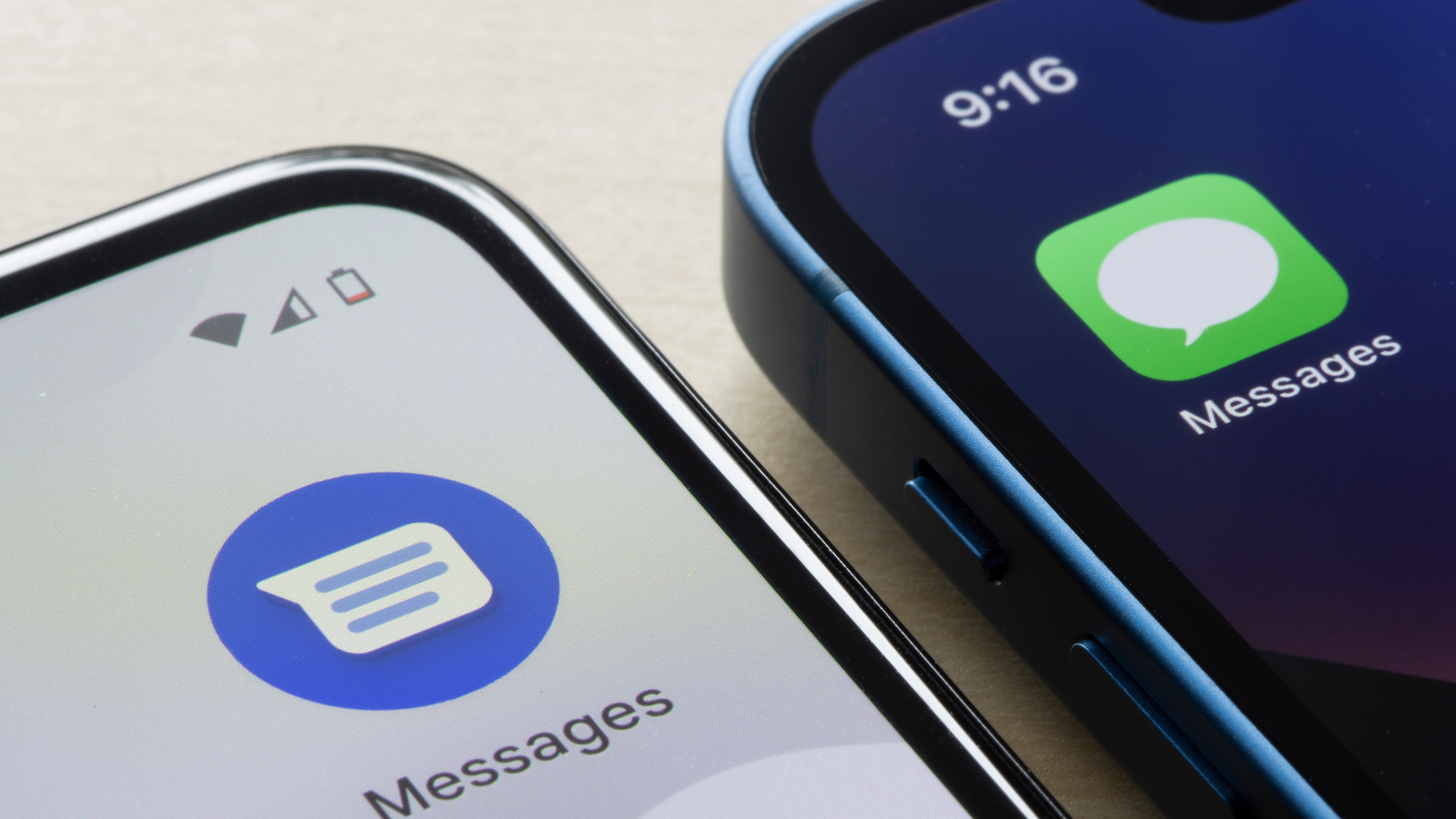 米国オレゴン州ポートランド - 2022 年 2 月 4 日: Google メッセージと Apple の iMessage アプリのアイコンが、それぞれ Google Pixel 4a スマートフォンと iPhone 13 mini に表示されます。 Android と iOS のコンセプト。