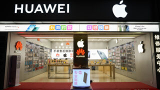 中国スマホ市場、ファーウェイ躍進　販売台数64%増、iPhoneは24%減