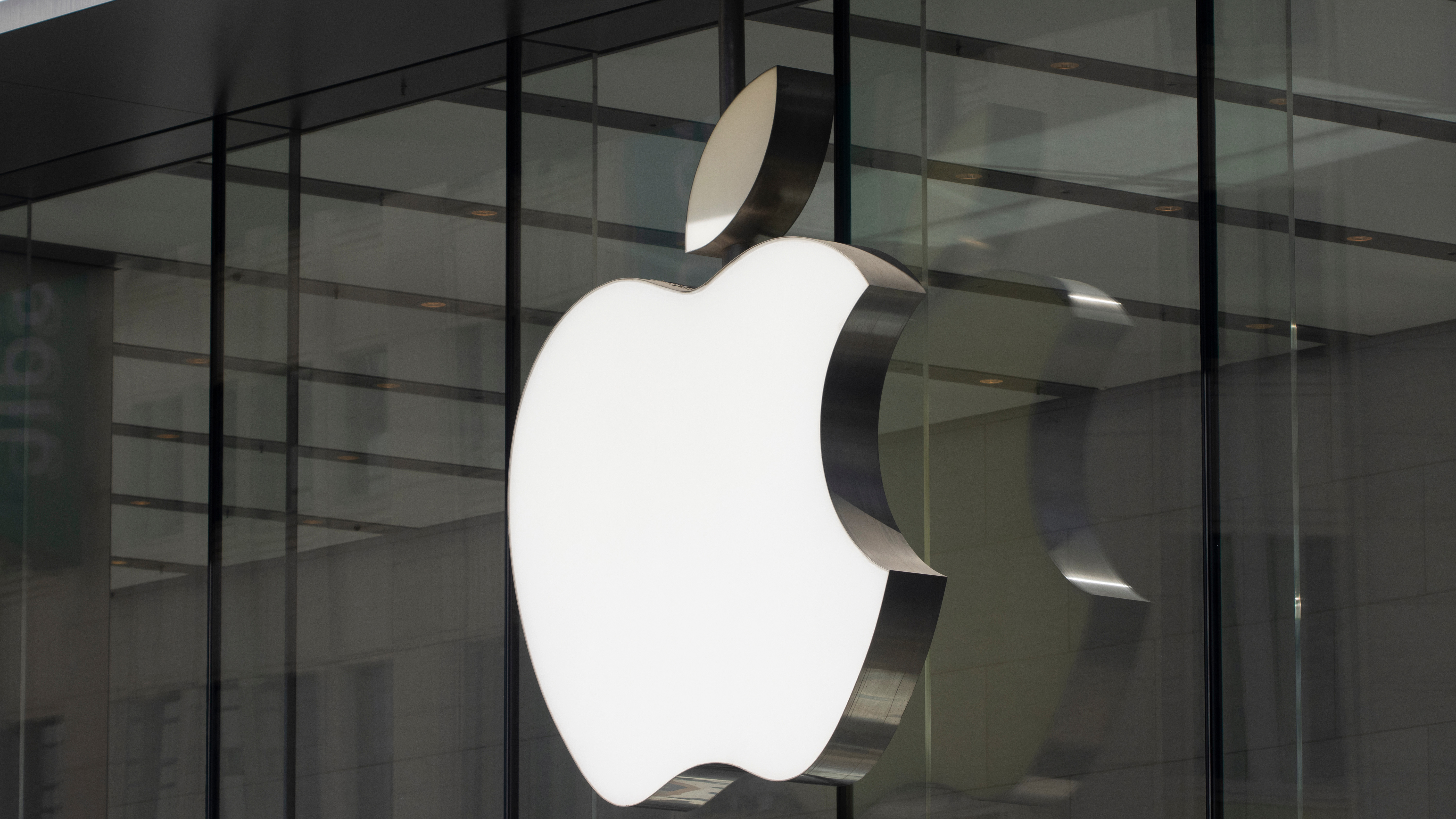 中国・上海 - 2023年10月23日: 上海のApple南京東旗艦店でAppleのロゴが見られる。 Apple Inc. は、カリフォルニア州クパチーノに本社を置くアメリカの多国籍テクノロジー企業です。