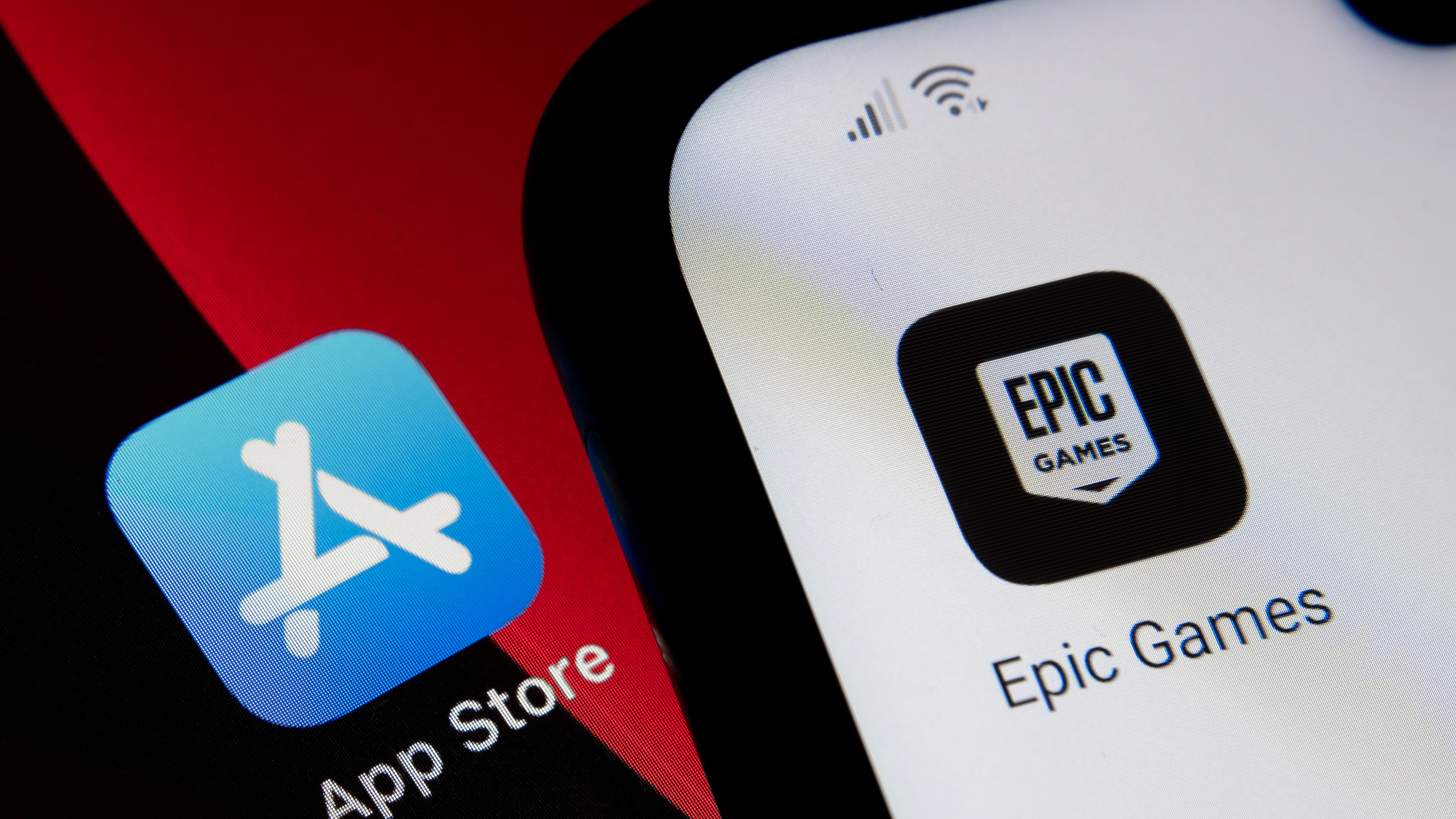 App Store 対 Epic Games。 コンセプト。 iPad では App Store アイコンが、Android スマートフォンでは Epic Games Fortnight アイコンが表示されます。 選択と集中。 英国スタッフォード、2021 年 5 月 2 日。