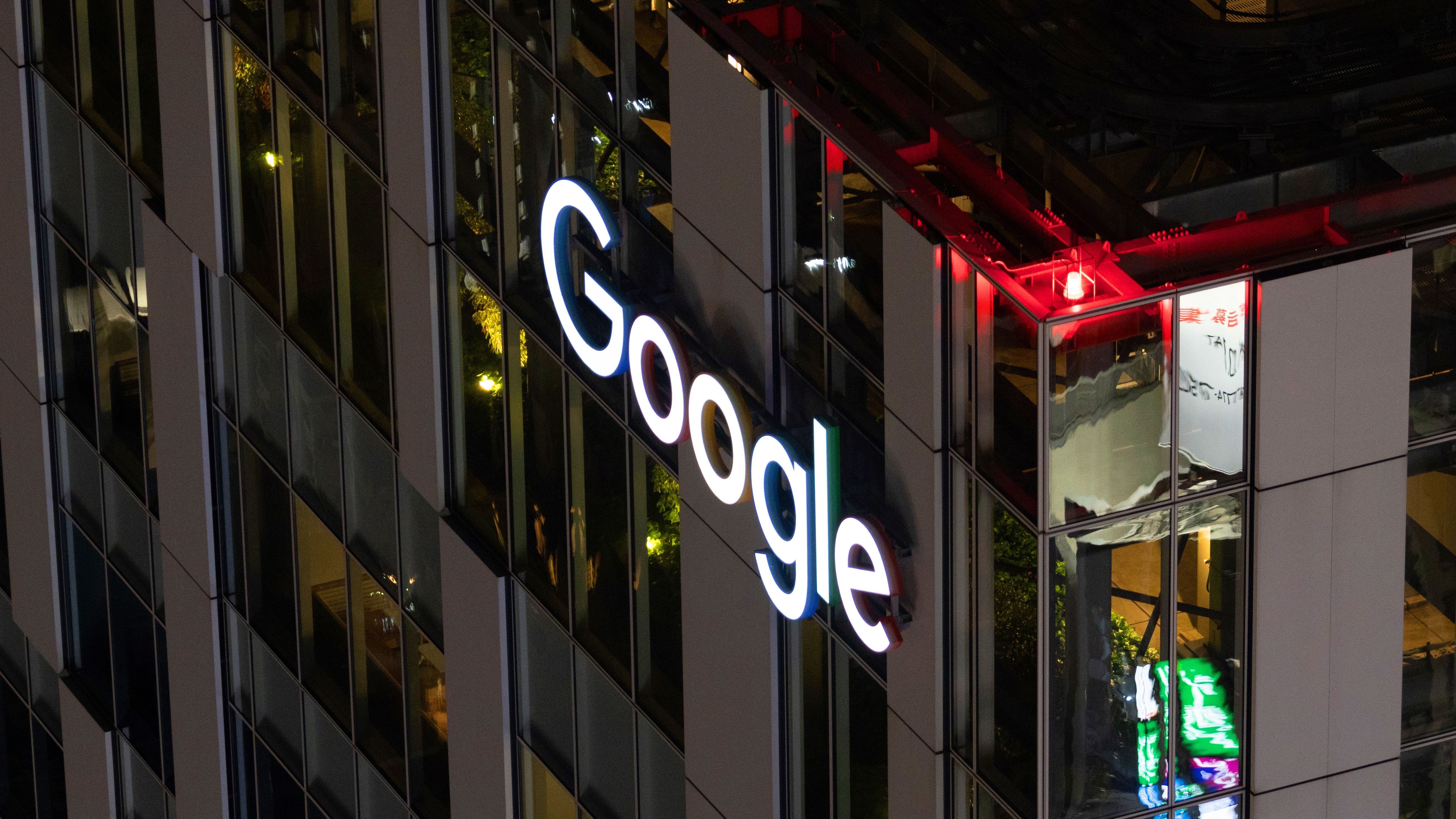 東京 – 2023年5月4日：夜の高い角度の景色の中で東京の夜にgoogleオフィス。googleは世界のトップのサーチエンジンの1つである