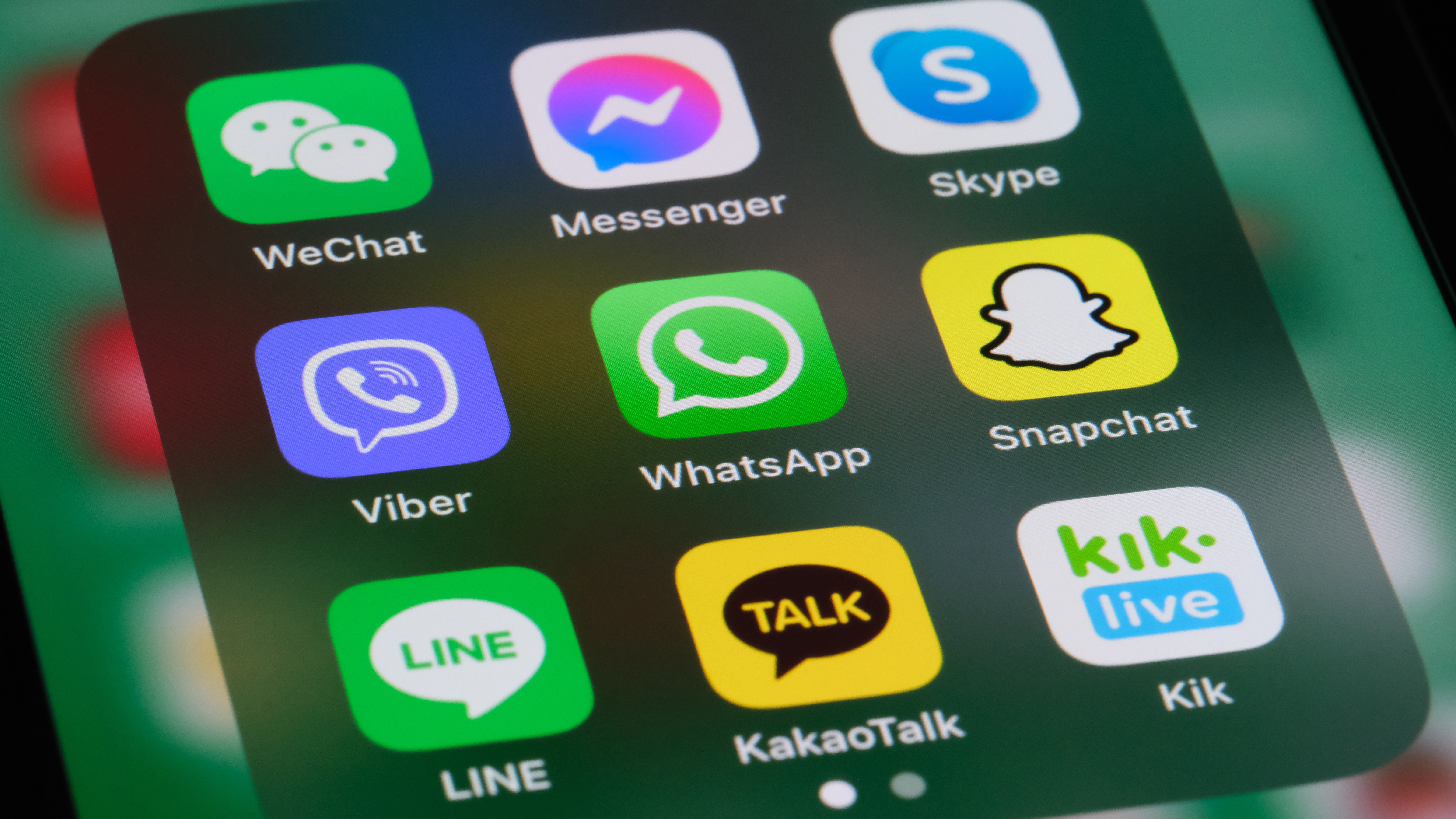 WhatsApp、LINE、Viber、WeChat、KaKaoTalk、メッセンジャー、Skype、Snapchat、Kik メッセンジャー アプリのアイコンが画面に表示されます。 各種インスタントコミュニケーションソフトウェアアプリケーション