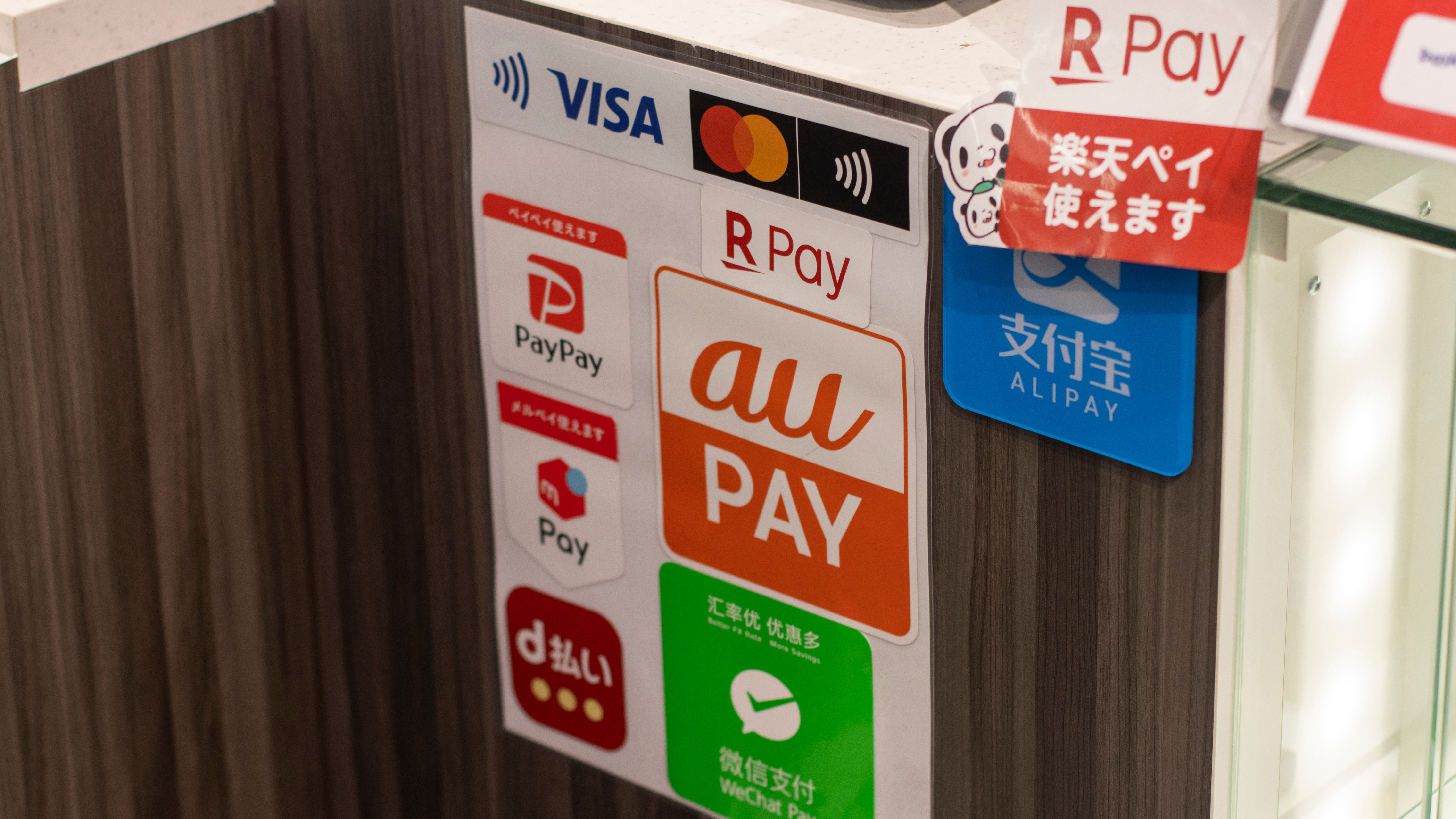 京都市 - 2023年6月18日: 京都市の店舗では、VISA、Mastercard、Tap to Pay、楽天ペイ、Alipay、PayPay、メルペイ、d払い、au Pay、WeChat Payなどの支払い方法が見られます。