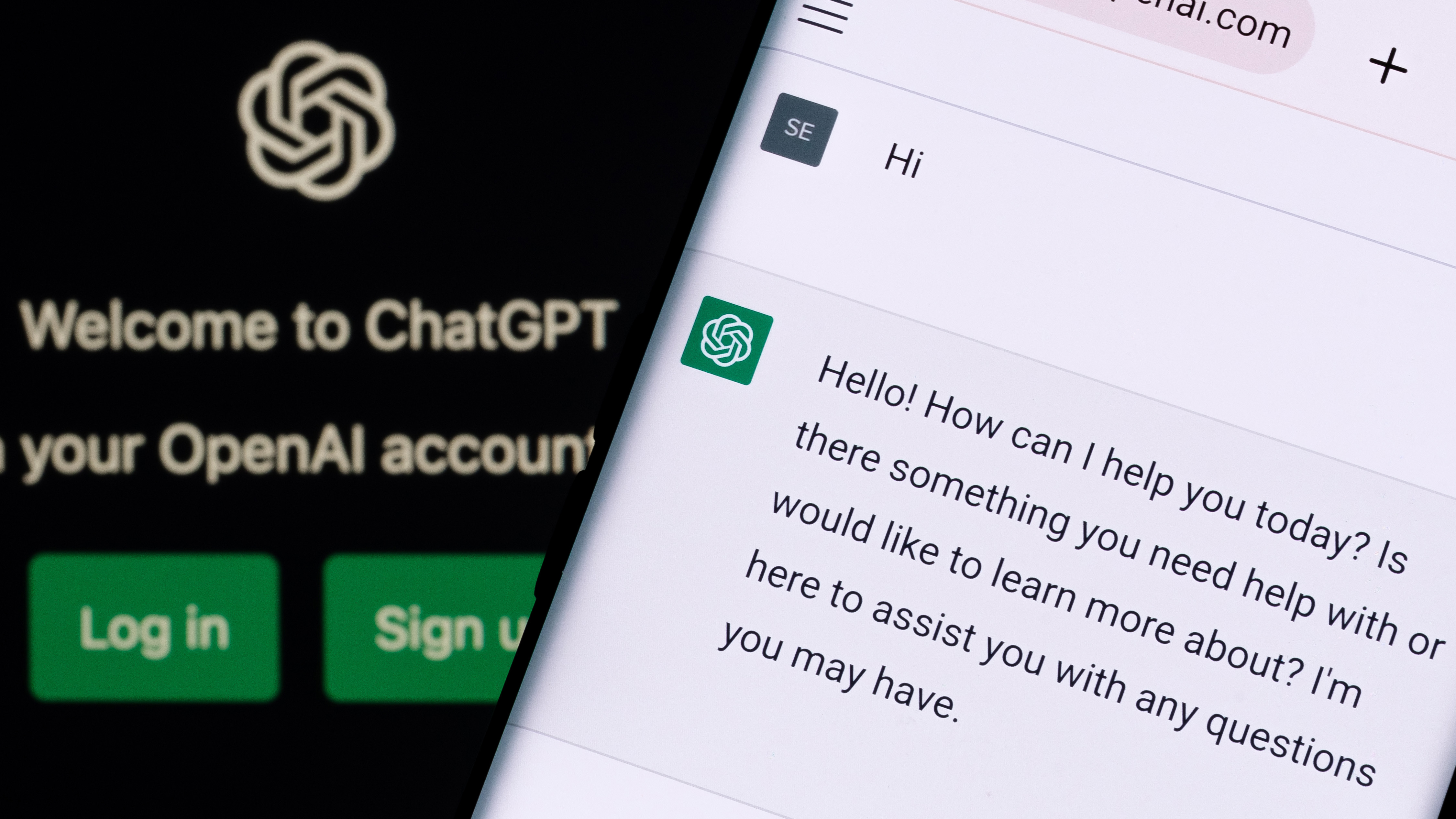 ChatGPT チャット ボット画面がスマートフォンとラップトップのディスプレイに表示され、背景に Chat GPT ログイン画面が表示されます。 OpenAIによる新しいAIチャットボット。 イギリス、スタッフォード、2022 年 12 月 13 日。