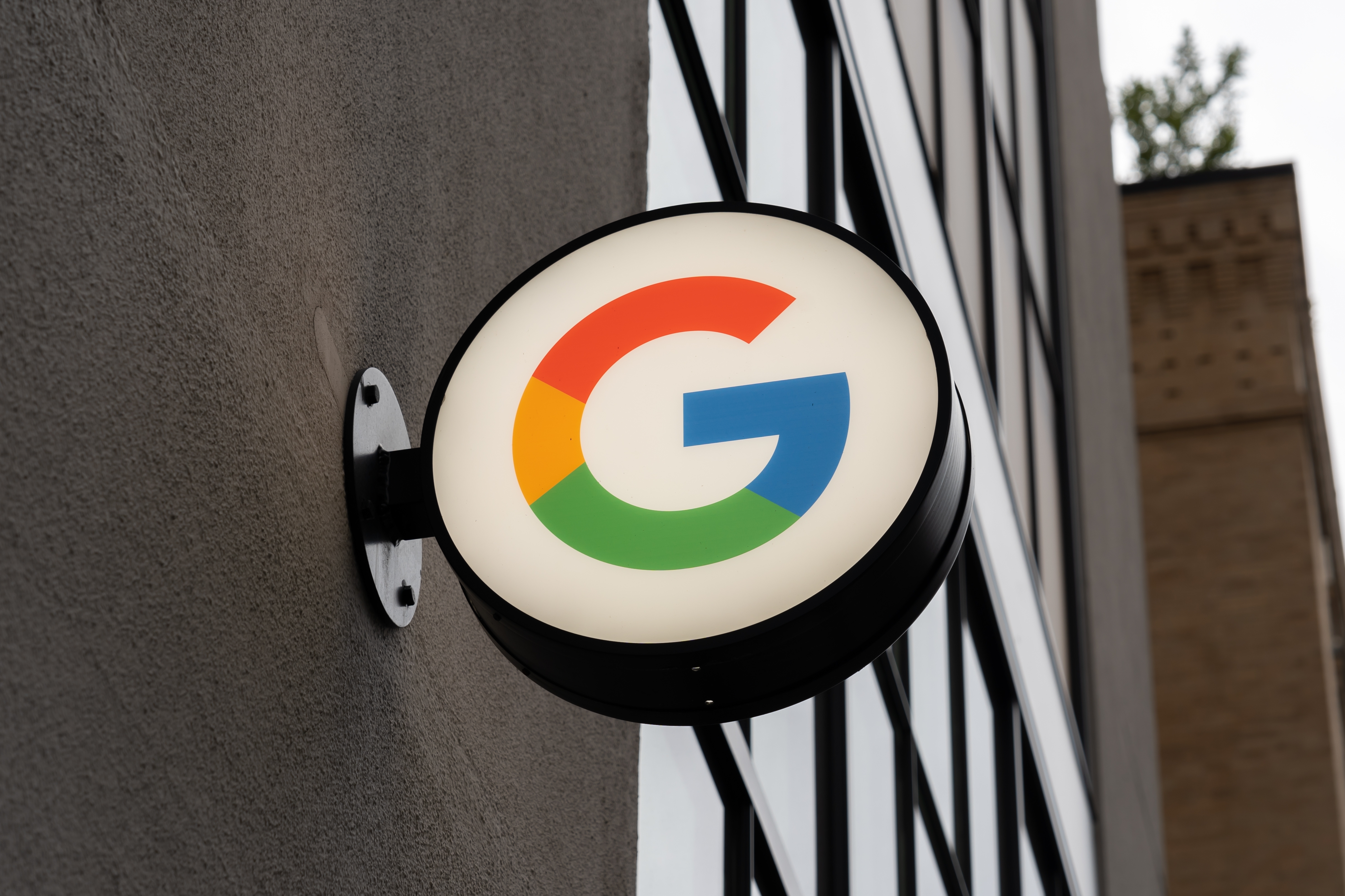 米国ニューヨーク – 2022年8月22日：米国ニューヨーク市にあるオフィスビルのGoogleロゴの接写。Google LLCはアメリカの多国籍技術企業です。