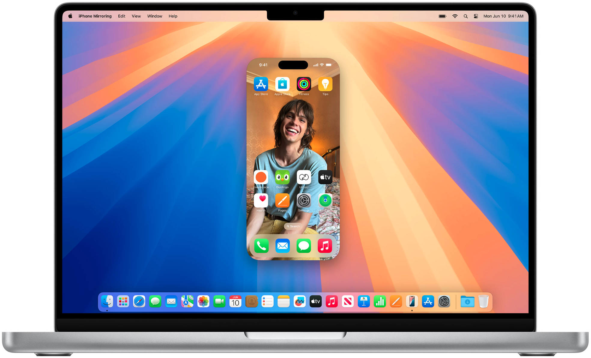 Mac Sequoiaで追加される機能「iPhoneミラーリング」を使用しているスクリーンショット。Mac Book Proのデスクトップ画面中央にiPhoneのスクリーンが投影されている。