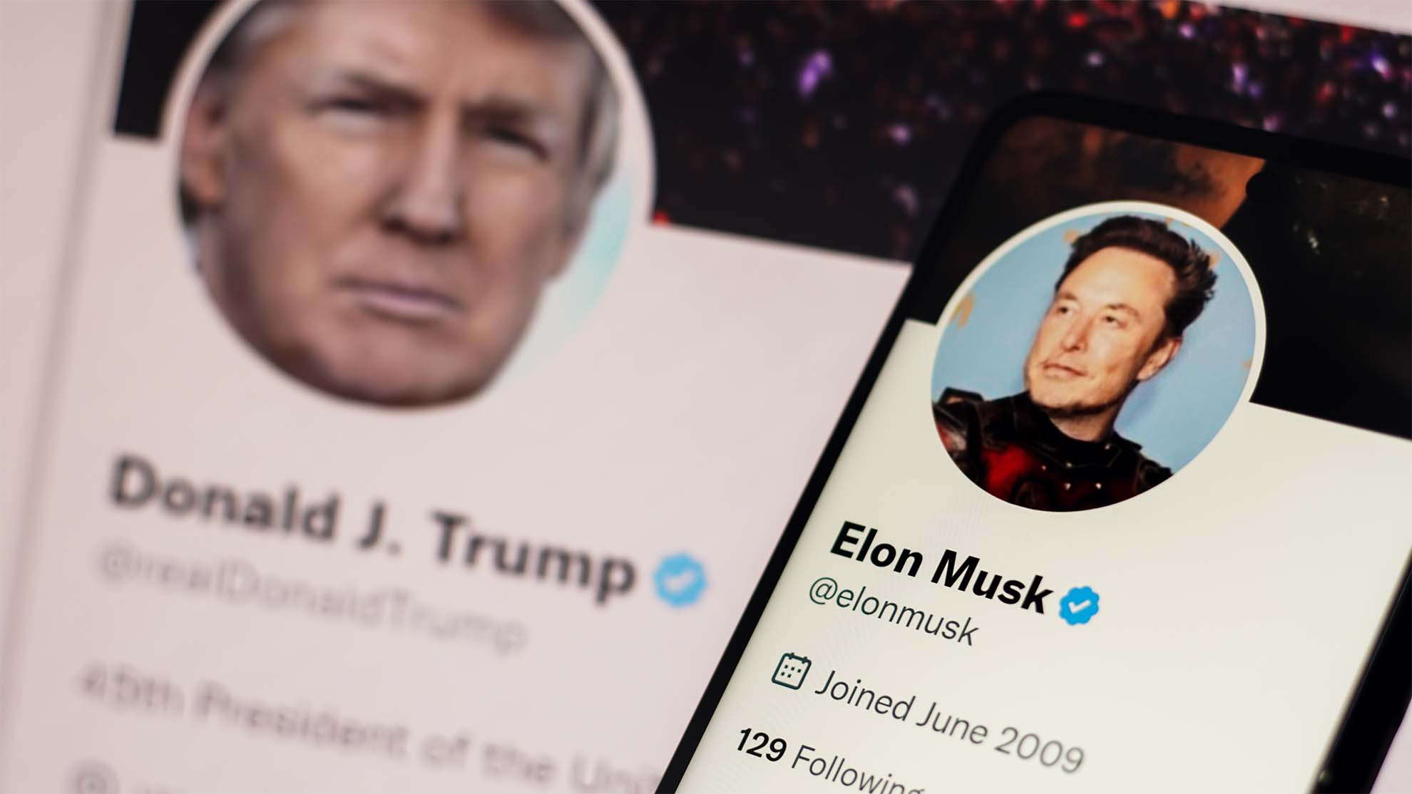 2023年6月20日、ブラジル。この写真のイラストでは、Donald TrumpのTwitterアカウントがノートパソコンの画面に表示され、Elon MuskのTwitterアカウントがスマートフォンの画面に表示されています